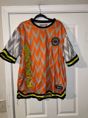 Black Pyramid jersey 2018–2019 brand founded by artist Chris Brown men’s XXL